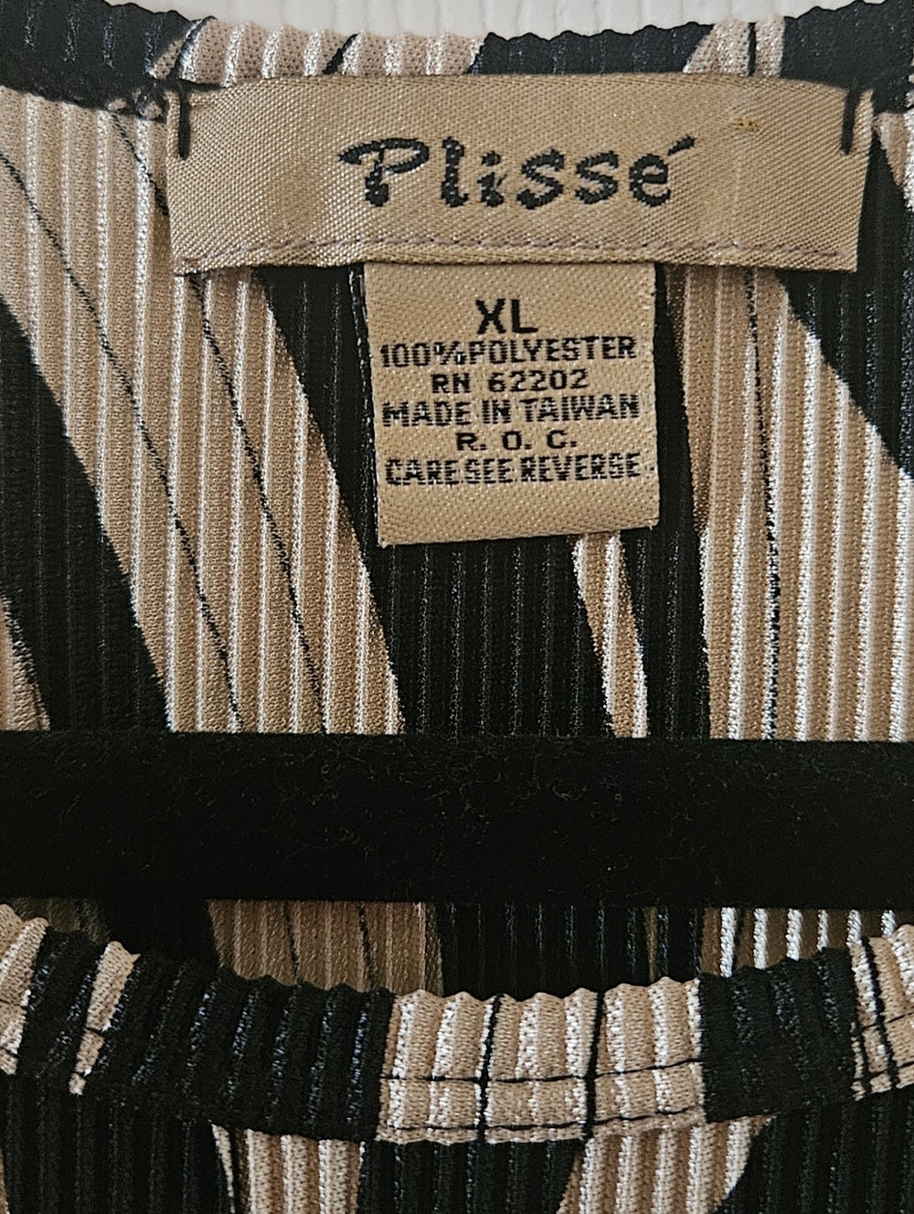 Plisse Sleeveless Blouse - Picture 3 of 3